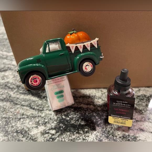 Bath and Body Works Fall Pumpkin Truck Plug and Scent bundle - Picture 2 of 11